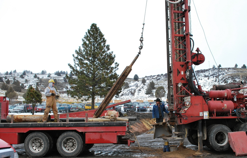 OIT at Klamath Falls starts construction on small geothermal plant