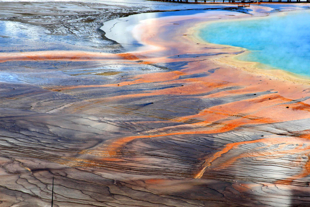 Airborne survey reveals Yellowstone geothermal fluid pathways
