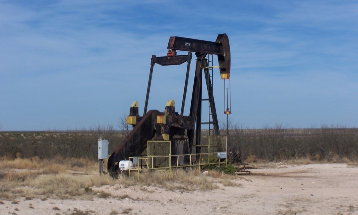 Low temperature micro-geothermal engines to utilise abandoned oil and gas wells