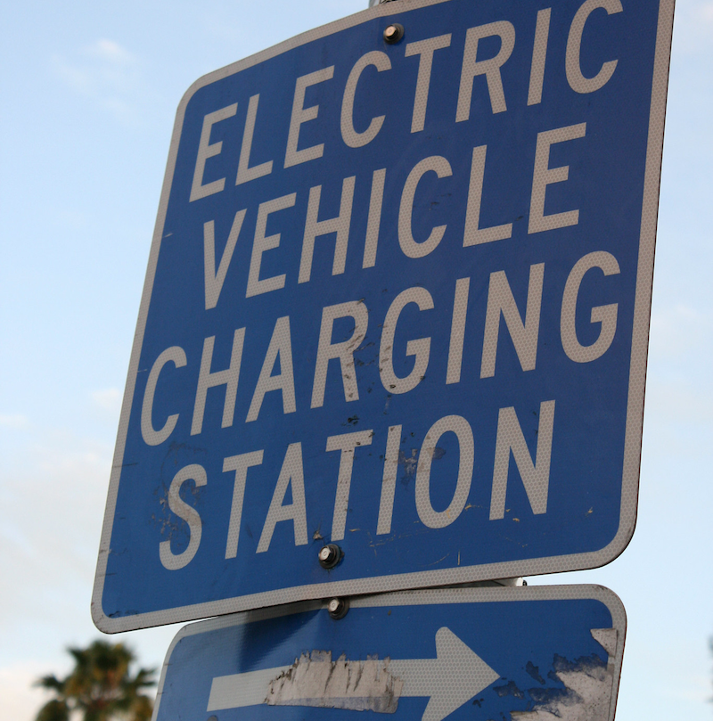 Sign to car charging station, California (source: flickr/