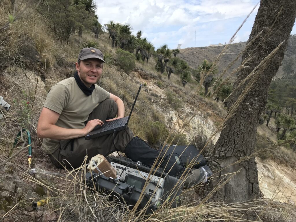 Mediciones de gas en el campo geotérmico Los Humeros, México. Los datos en tiempo real se pueden recibir en el sitio. Esto permite optimizar el diseño de la encuesta mientras la campaña de campo está en curso y centrarse en las áreas objetivo más destacadas. (fuente: Egbert Jolie)