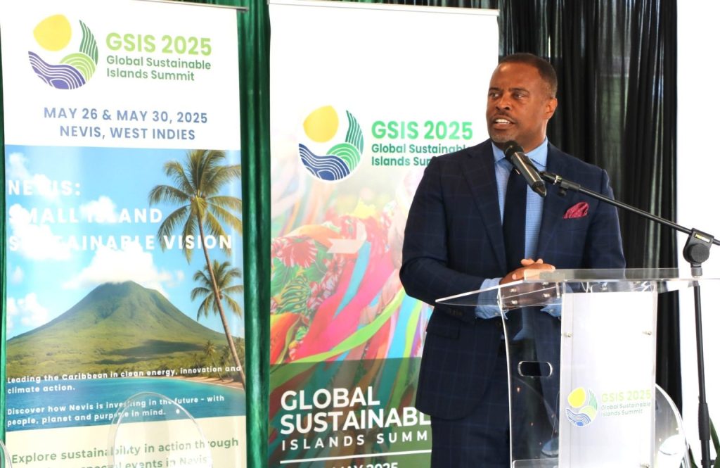 El Primer Ministro de Nevis y Ministro de Energía de la Administración de la Isla de Nevis, el Honorable Mark Brantley, se dirige a los delegados en el Foro de Energía Geotérmica de la Cumbre Mundial de Islas Sostenibles en Nevis (fuente: NIA)