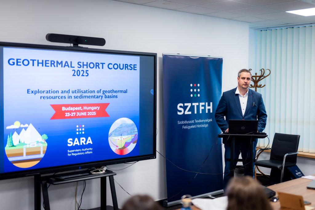 Dr. László Nagy, Presidente de SARA, dirigiéndose a los participantes en el Curso Corto de Geotermia en Budapest, Hungría (fuente: Barna Aradi)