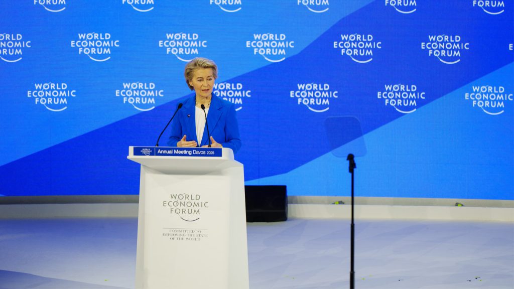 Ursula von der Leyen, presidenta de la Comisión Europea, en el Foro Económico Mundial de Davos (fuente: Foro Económico Mundial / Boris Bal)