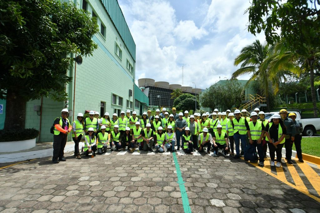 Participantes visitaron la planta geotérmica de Ahuachapán en El Salvador durante el 1er Congreso LATAM de Geotermia (fuente: Organizadores del evento)