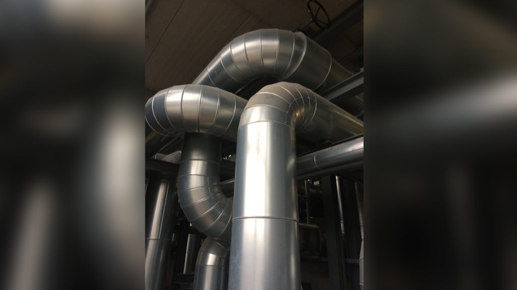 Equipos de una planta de energía geotérmica de una visita de Arup (fuente: Arup)