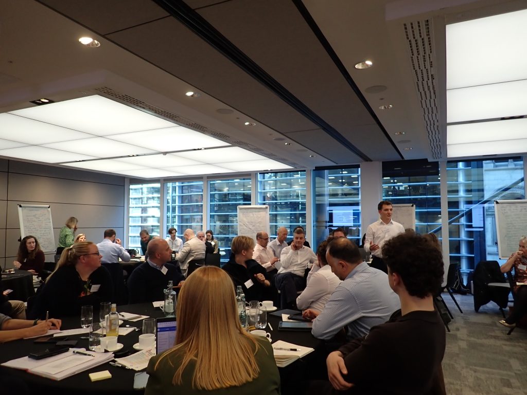 Jordan Weddepohl, presidente del Grupo de Trabajo de Análisis de Negocios, en su presentación en la Mesa Redonda de la Industria Geotérmica del Reino Unido, octubre de 2025. (Fuente: Arup)