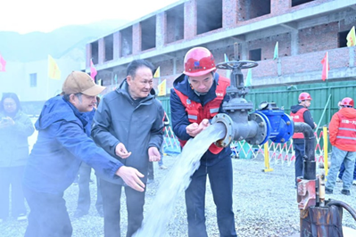 Pozo geotérmico recientemente perforado para impulsar el desarrollo turístico en Jiuzhaigou, provincia de Sichuan, China.