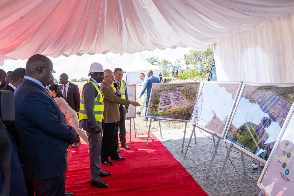 Ceremonia de colocación de la primera piedra de una planta de fertilizantes ecológicos alimentada con energía geotérmica en Kenia (fuente: Ing. Peter Njenga vía Twitter)