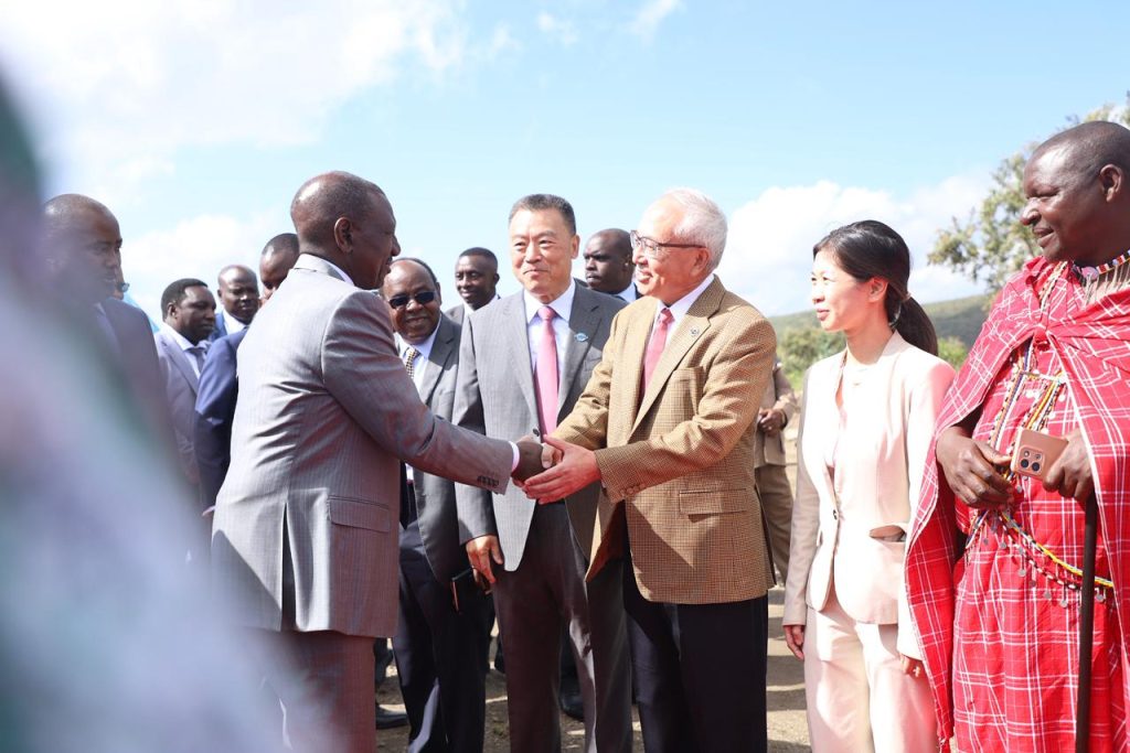 El director general de Kaishan, Dr. Yan Tang, y el presidente de Kenia, William Ruto, en la ceremonia de inicio de obras de la planta de fertilizantes verdes impulsada por geotermia en Naivasha, Kenia (fuente: KenGen Kenya vía Twitter)