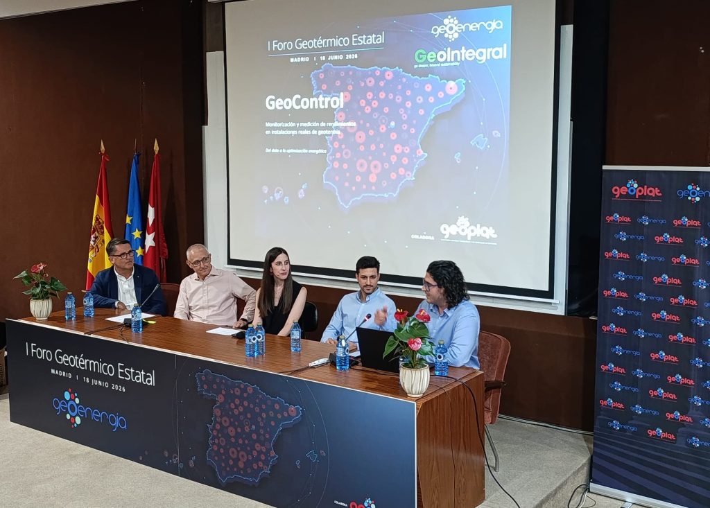GEOENERGIA Girod AyP Ecoforest GeoIntegral | ThinkGeoEnergy - Geothermal News & Insights Panel of five people seated at a long table during a geothermic conference, with a large projector screen showing a map and logos in the background.