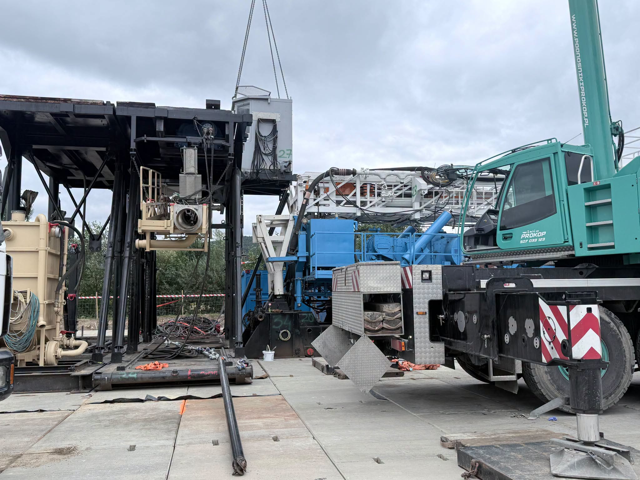 Rig assembly ongoing for geothermal drilling in Jelenia Gora, Poland